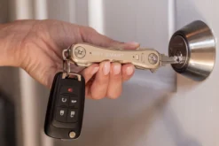 KeySmart Pro - Kompakter Schlüsselhalter Mit Tile Für 14 Schlüssel - Gold -Praktische Taschen Angebote Store compressed 527