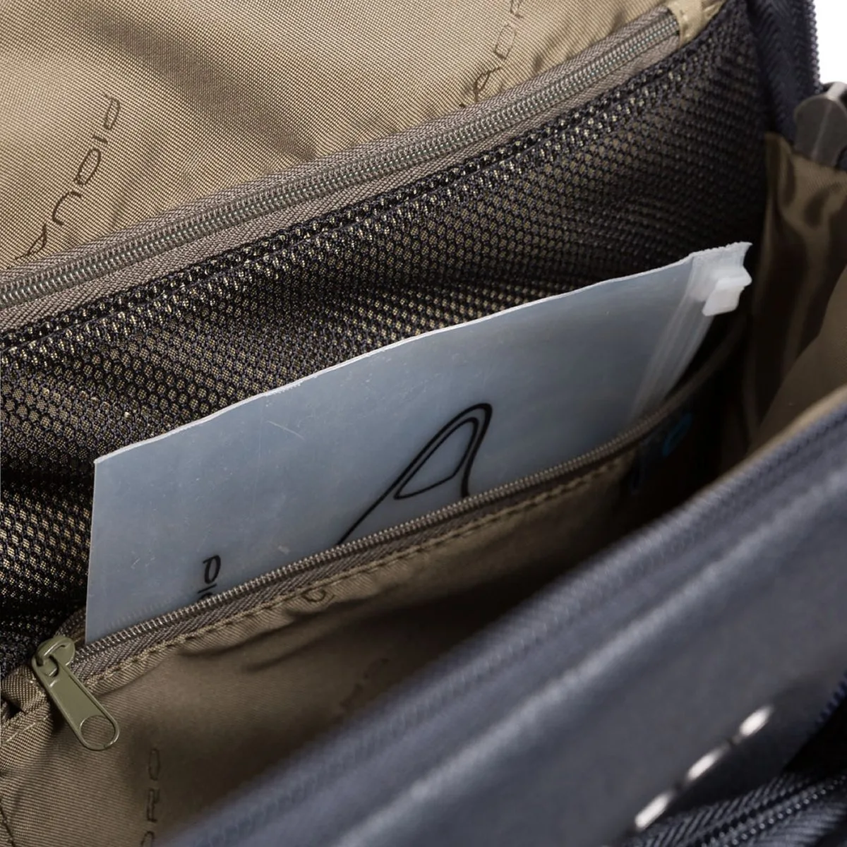 Piquadro Schmale Kurzgrifflaptoptasche Aus Rezykliertem Stoff Blau 2 Piquadro Schmale Kurzgrifflaptoptasche Aus Rezykliertem Stoff Blau – Bild 2