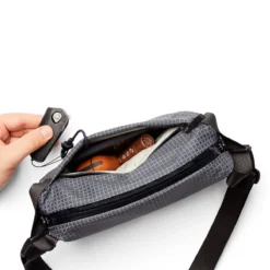 BELLROY Lite Sling Mini Arcade Gray 6 BELLROY Lite Sling Mini Arcade Gray -Praktische Taschen Angebote Store compressed bellroy BLMA arcadegray web 03